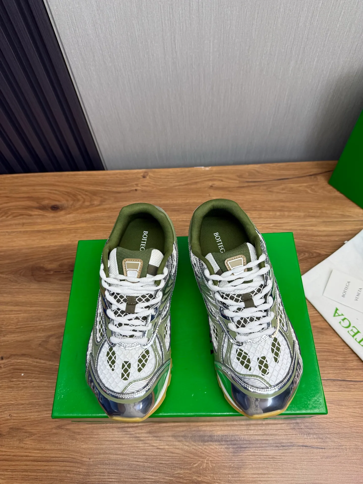 Men's men's shoes 💰620💰 BV top version 𝘽𝙊𝙏𝙏𝙀𝙂𝘼 𝙑𝙀𝙉𝙀𝙏𝘼 Orbit sneakers Wang Yibo same style couple style dad shoes 🩷💚 Runner sneakers, made of lightweight technical mesh fabric. Features a geometric patterned rubber outsole. Pay attention to the package craftsmanship ❕ High version shipping ❗️ Very nice, durable to play with and durable to make ✔️ Standard version 💯💯 The outsole is made of color-blocked TPU outsole. Women’s model 35-41 (40 41 customized) Men’s model 39-46 (45.46 customized) Equipped with original packaging